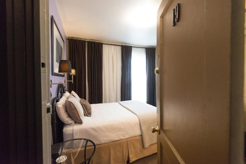 Camas Boutique Hotel - Queen Room With Shared Bathroom