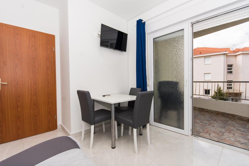 Televízia a/alebo spoločenská miestnosť v ubytovaní Apartment Horizont