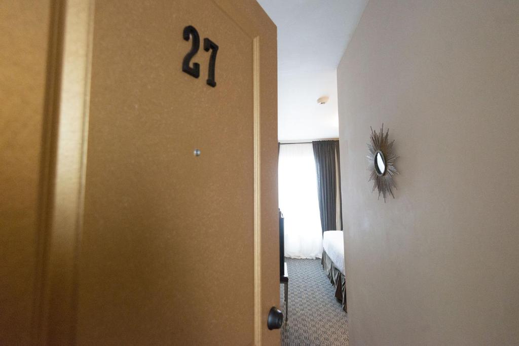 Camas Boutique Hotel - Queen Room 27 With Private Bathroom