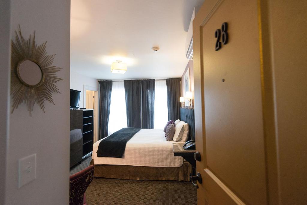 Camas Boutique Hotel - King Room 28 With Private Bathroom