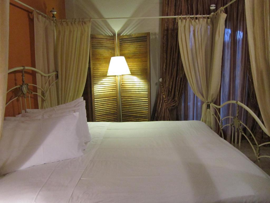 Aiolides Hotel - 带壁炉和泳池景观的优质房间