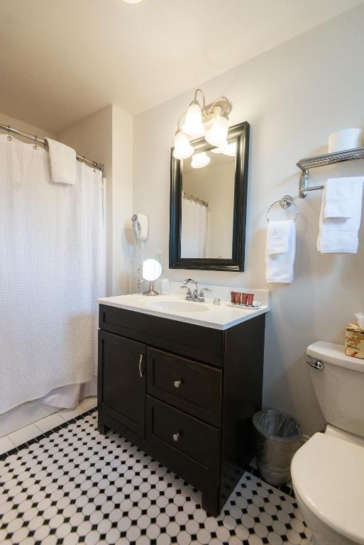 Camas Boutique Hotel - King Room 1 With Private Bathroom