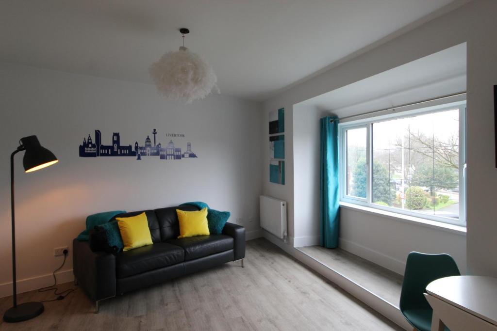 sala de estar con sofá y ventana en 2 Serviced Apartments in Childwall-South Liverpool - Each Apartment Sleeps 6 en Liverpool
