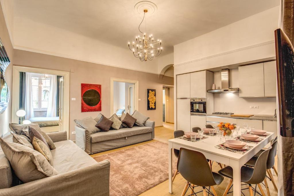 una sala de estar con un sofá y una mesa en DOWNTOWN SRL - Cinque Terre New Liberty, en La Spezia