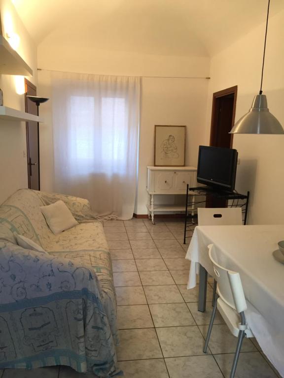 1 dormitorio con cama, mesa y TV en Appartamento A.D., en Alessandria