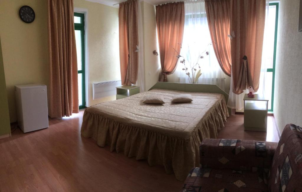 - une chambre avec un lit et 2 oreillers dans l'établissement Guest Rooms Waterfall, à Smolyan