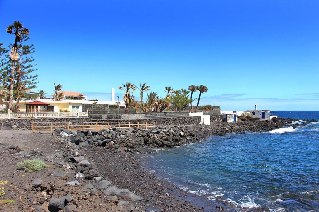 a rocky shore with a house and the ocean at Villa Playa La Salemera - La Palma in Malpaíses