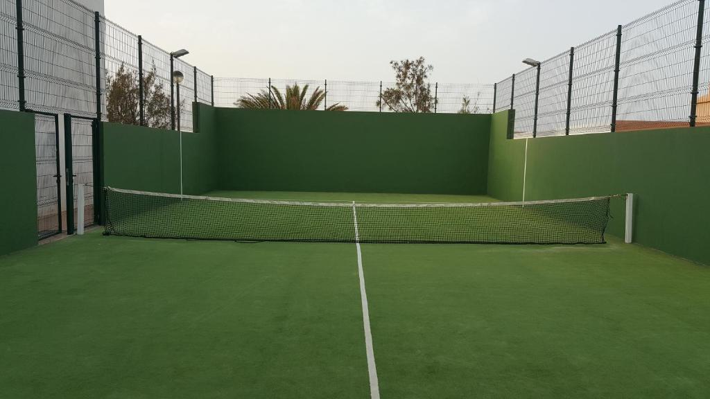 Tenis a/nebo squash v ubytování Apartamento Gaudia nebo okolí