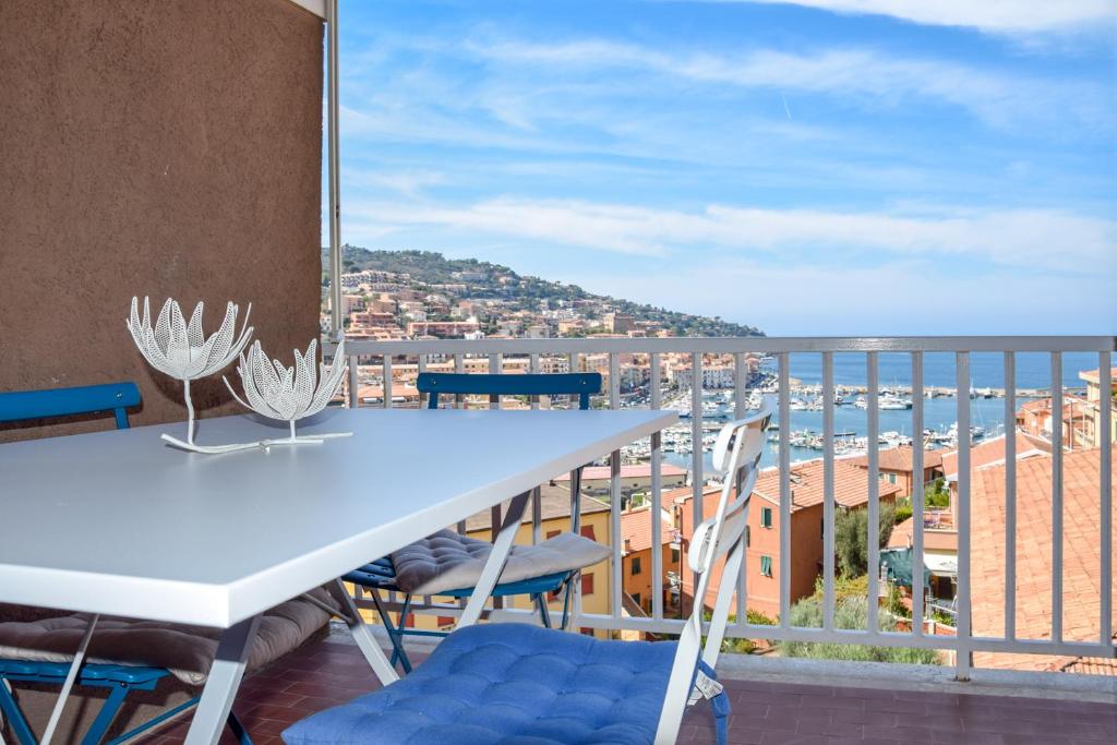 uma mesa e cadeiras numa varanda com vista em Casa di Martina em Porto Santo Stefano