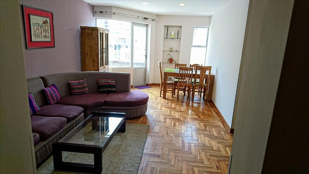 ein Wohnzimmer mit einem Sofa und einem Tisch in der Unterkunft Lhamourai Living Apartments in La Paz
