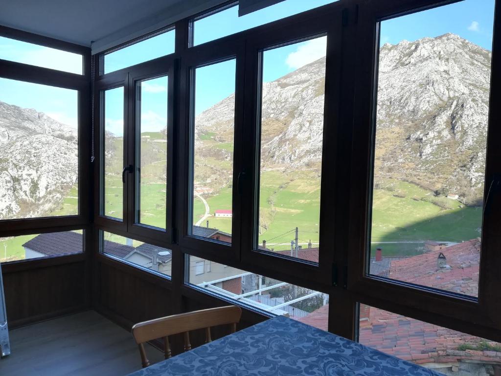 a room with a table and views of mountains at Pico San Carlos ll in Bejes