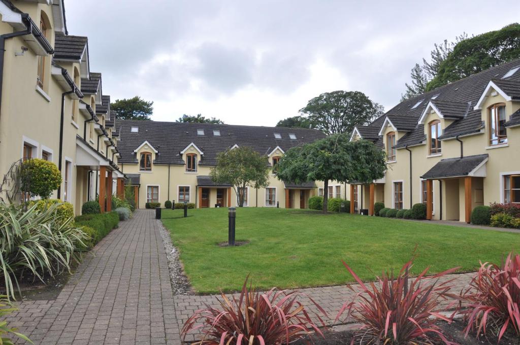 una fila de casas con césped en Heyward Mews Holiday Homes No 2, en Swords