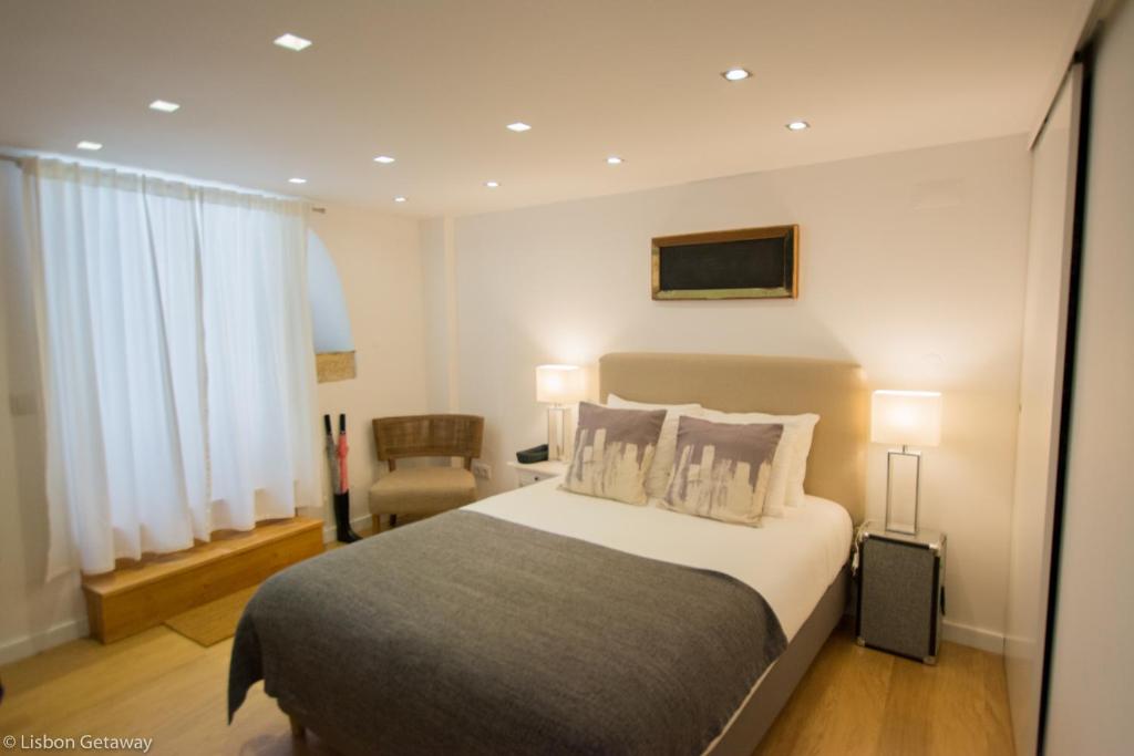 Кровать или кровати в номере Lisbon Getaway Santo António Apartment