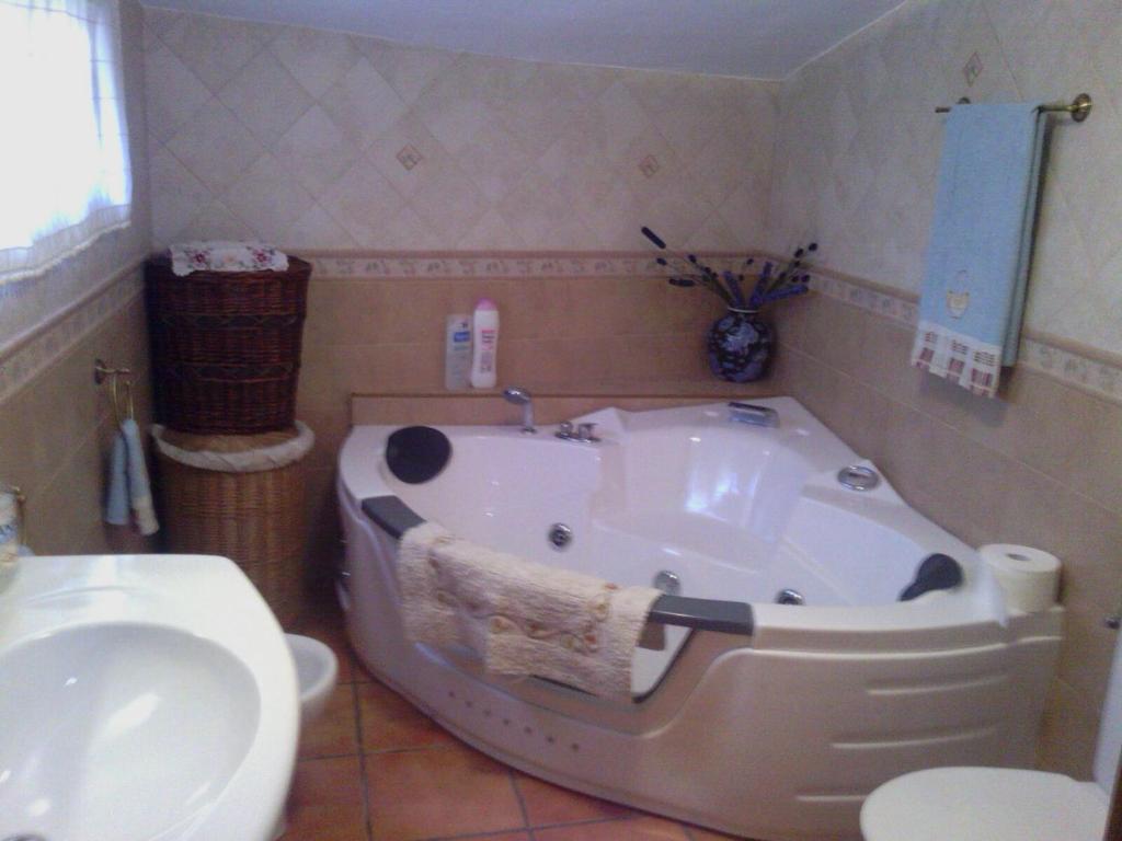 y baño con bañera, aseo y lavamanos. en Casa Rural Arroyofrio Riópar, en Caserío Arroyofrío