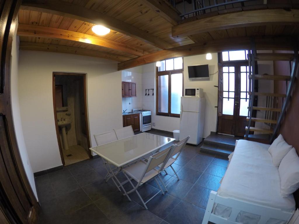 een keuken met een tafel en stoelen in een kamer bij Apartamento Siria in Salta