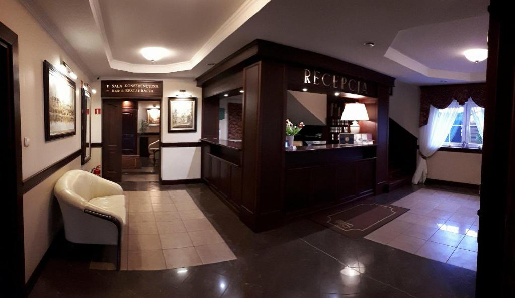 Televízia a/alebo spoločenská miestnosť v ubytovaní Hotel Batory