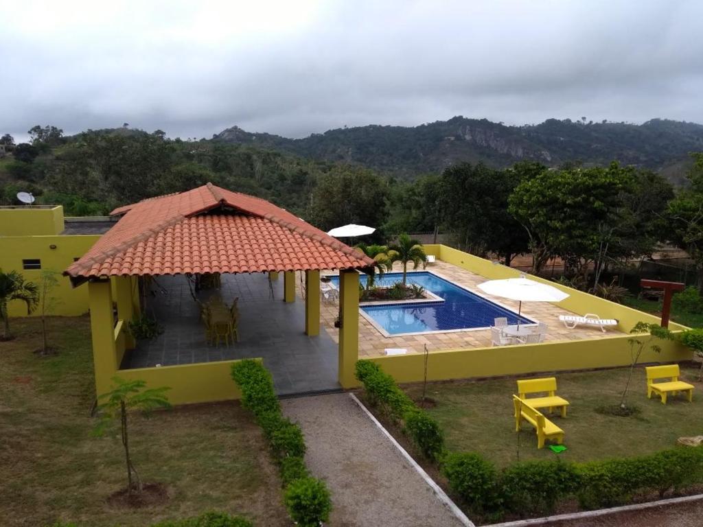 uma vista aérea de um resort com uma piscina em flat em serra negra - bezerros em Bezerros