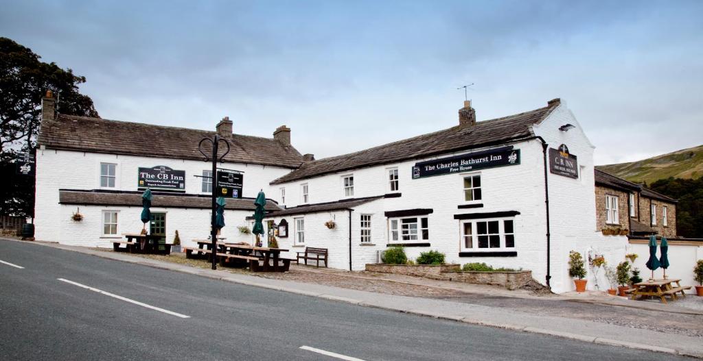 un edificio blanco al lado de una calle en The Charles Bathurst Inn, en Richmond