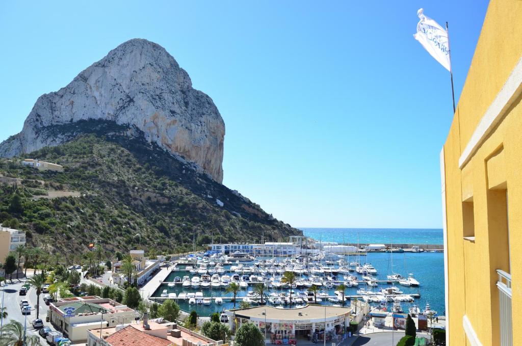 Blick auf einen Hafen mit einem Berg im Hintergrund in der Unterkunft Hotel Porto Calpe in Calpe