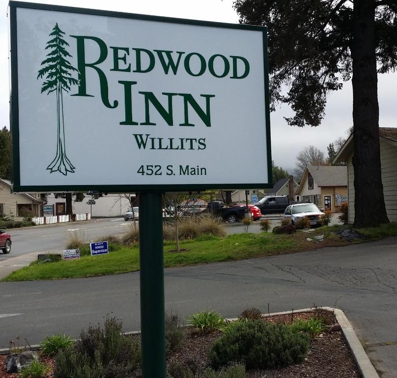 ウィリッツにあるRedwood Inn Willitsの駐車場の赤木宿の看板