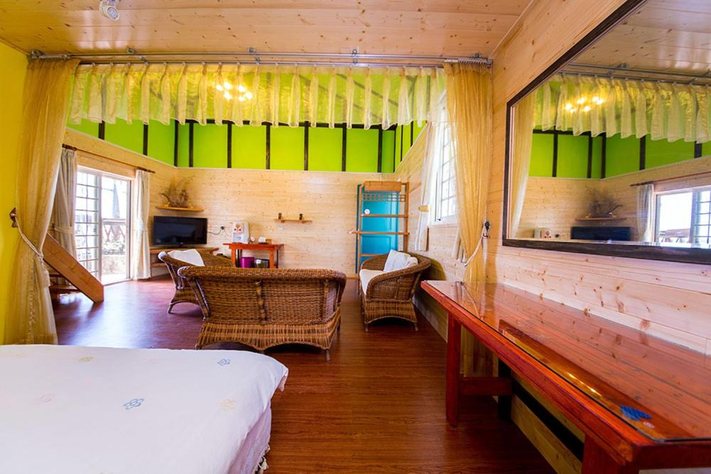 仁愛鄉的住宿－雲上太陽民宿，一间卧室设有一张床和一间客厅。
