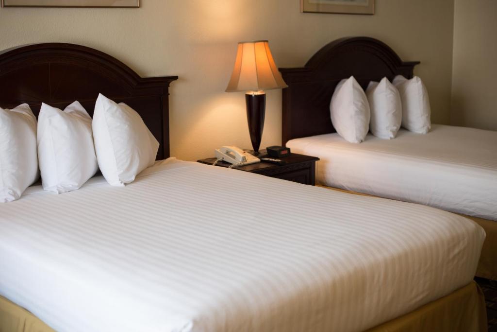 Queens Inn Anaheim - Queen Room With Two Queen Beds