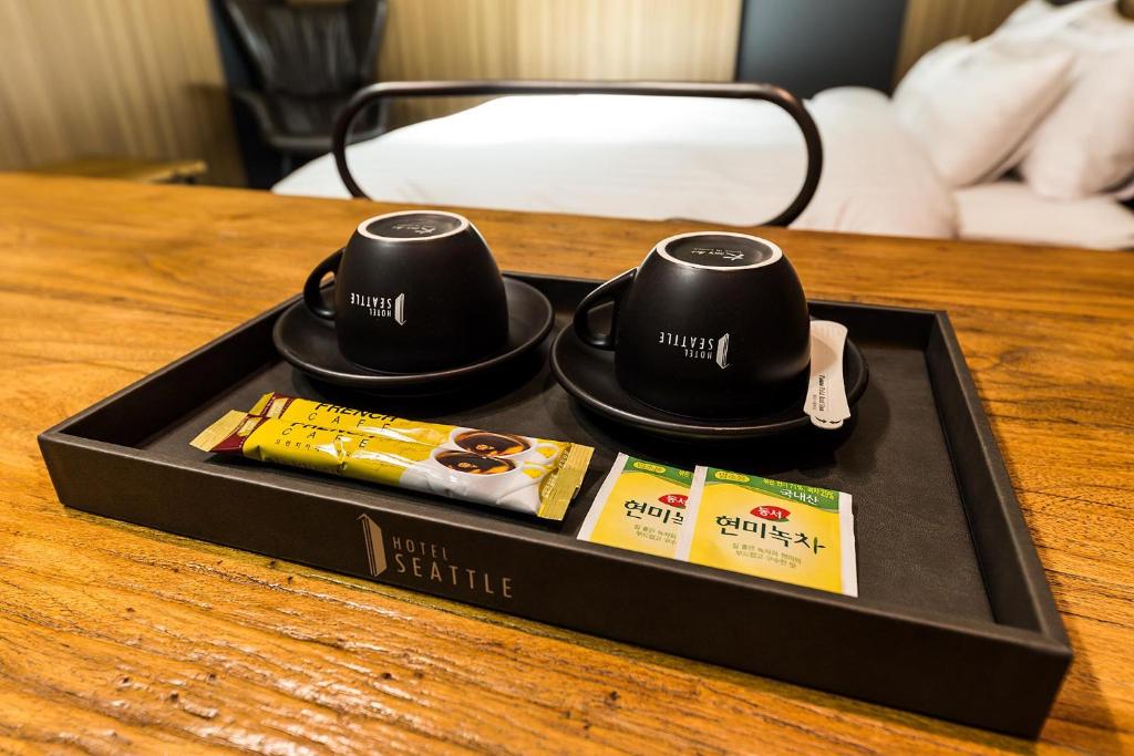 Příslušenství pro přípravu čaje a kávy v ubytování Incheon Airport Hotel Seattle