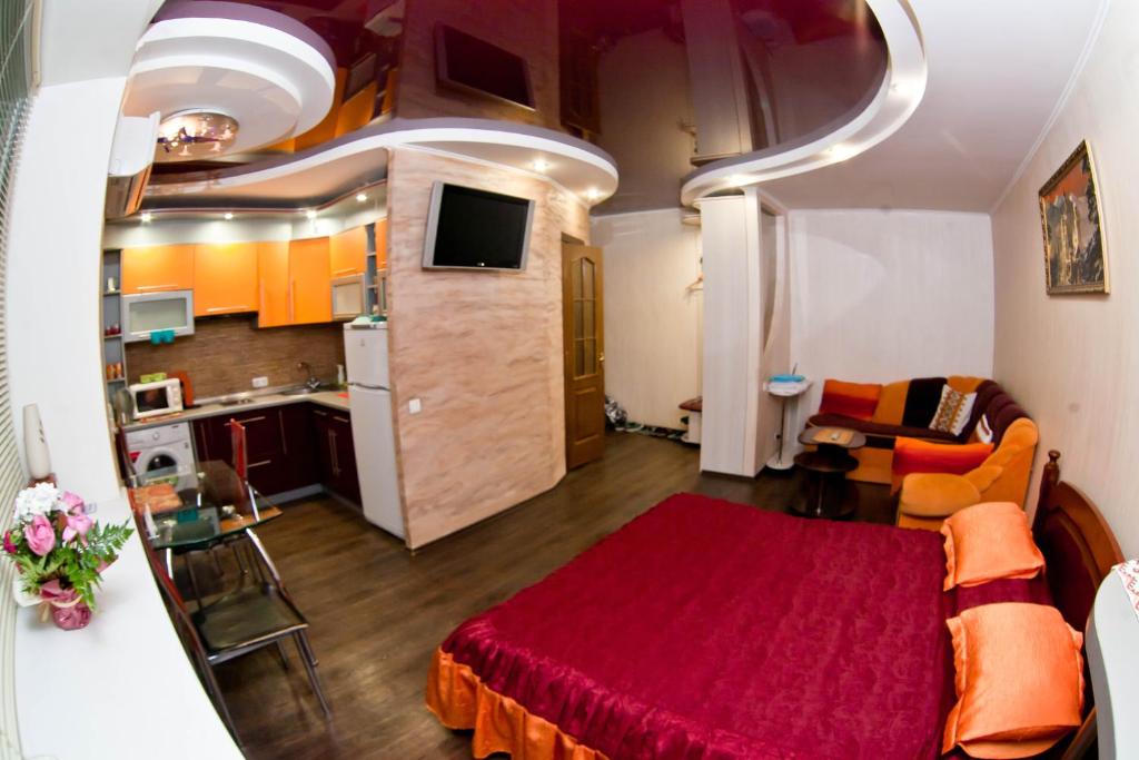 Kleines Zimmer mit einem Bett und einer Küche in der Unterkunft затишна квартирка in Krementschuk