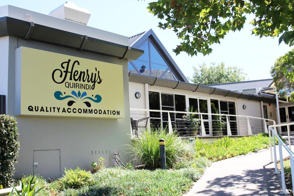 een bord aan de zijkant van een gebouw bij Henry's Quirindi in Quirindi