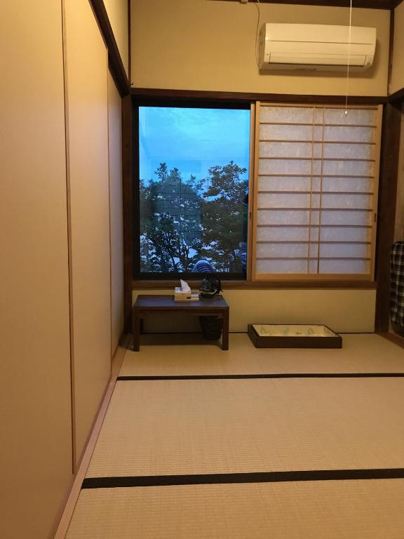 TV a/nebo společenská místnost v ubytování Yonemuraya, the well-restored Japanese Showa Style House 米村家