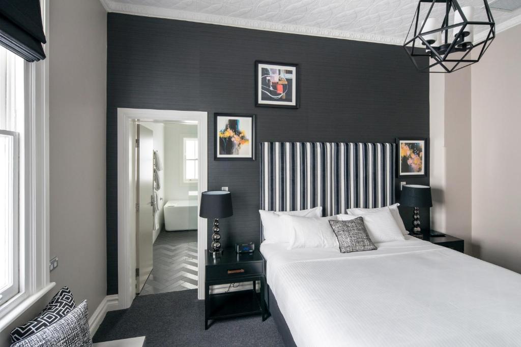 Postel nebo postele na pokoji v ubytování Mrs Banks Hotel