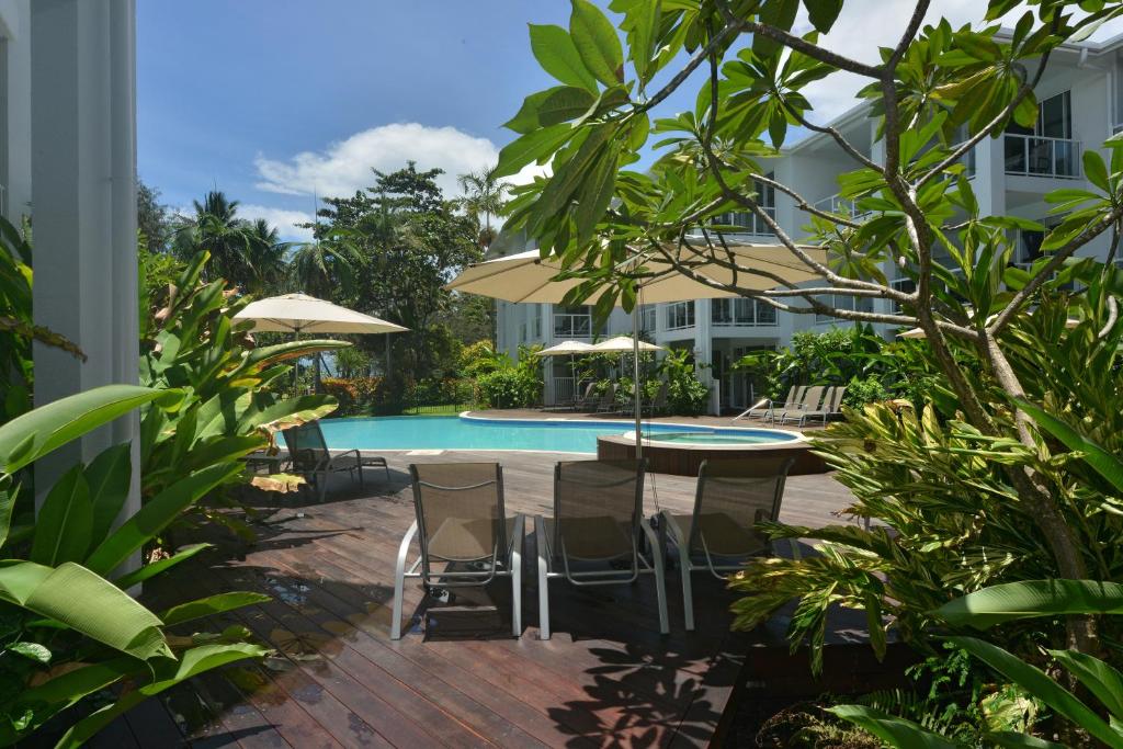 Bazén v ubytování Seascape Holidays at Beaches Port Douglas nebo v jeho okolí