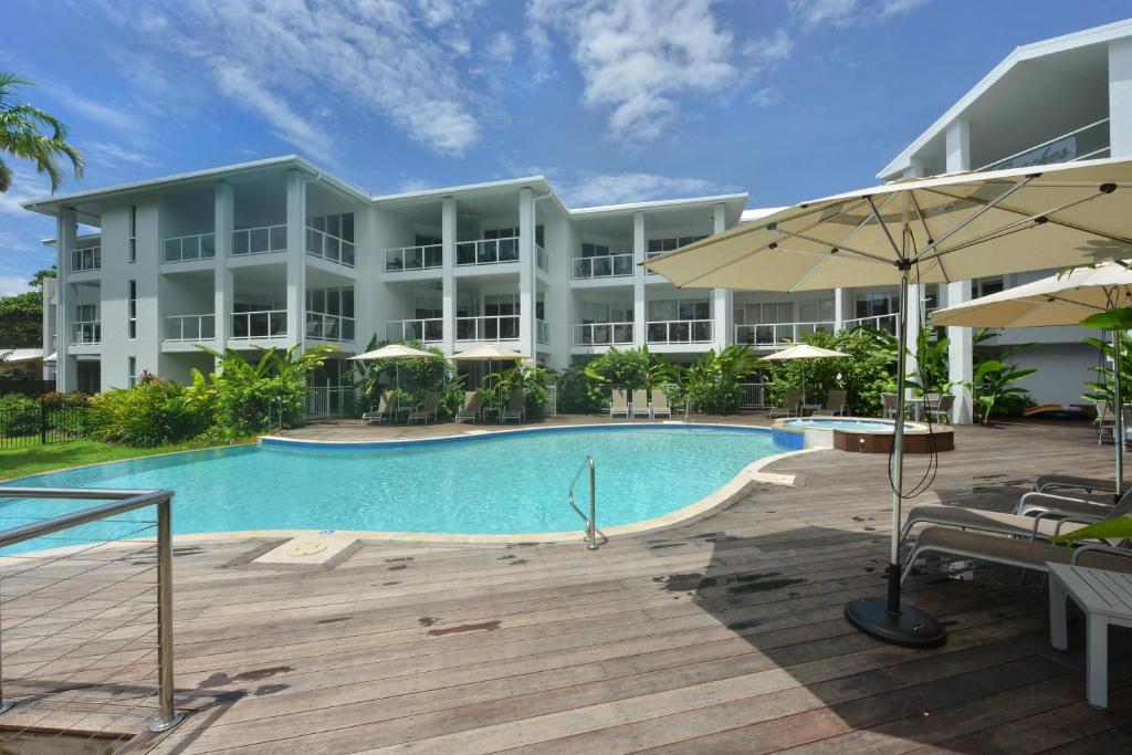 Bazén v ubytování Seascape Holidays at Beaches Port Douglas nebo v jeho okolí