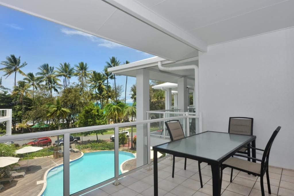 Bazén v ubytování Seascape Holidays at Beaches Port Douglas nebo v jeho okolí