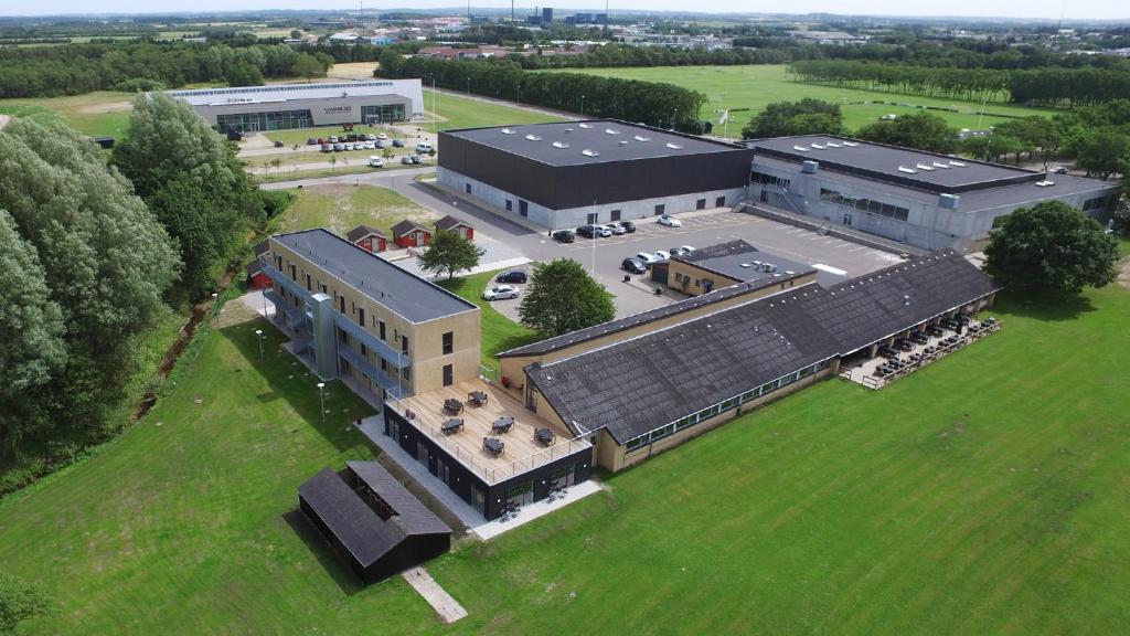 una vista aérea de un gran edificio con paneles solares en Dana Cup SportsCenter, en Hjørring