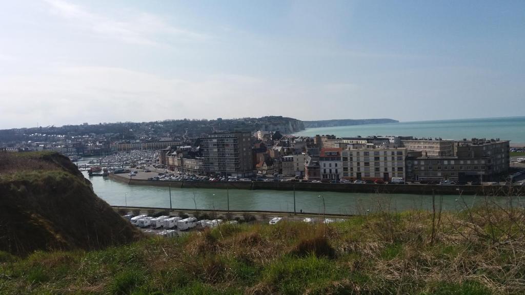 vistas a una ciudad con río y edificios en Le BETHENCOURT, en Dieppe