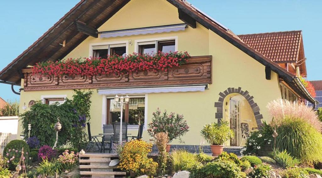 una casa con un balcón con flores. en Ferienwohnung Haus Hanni, en Moosbach