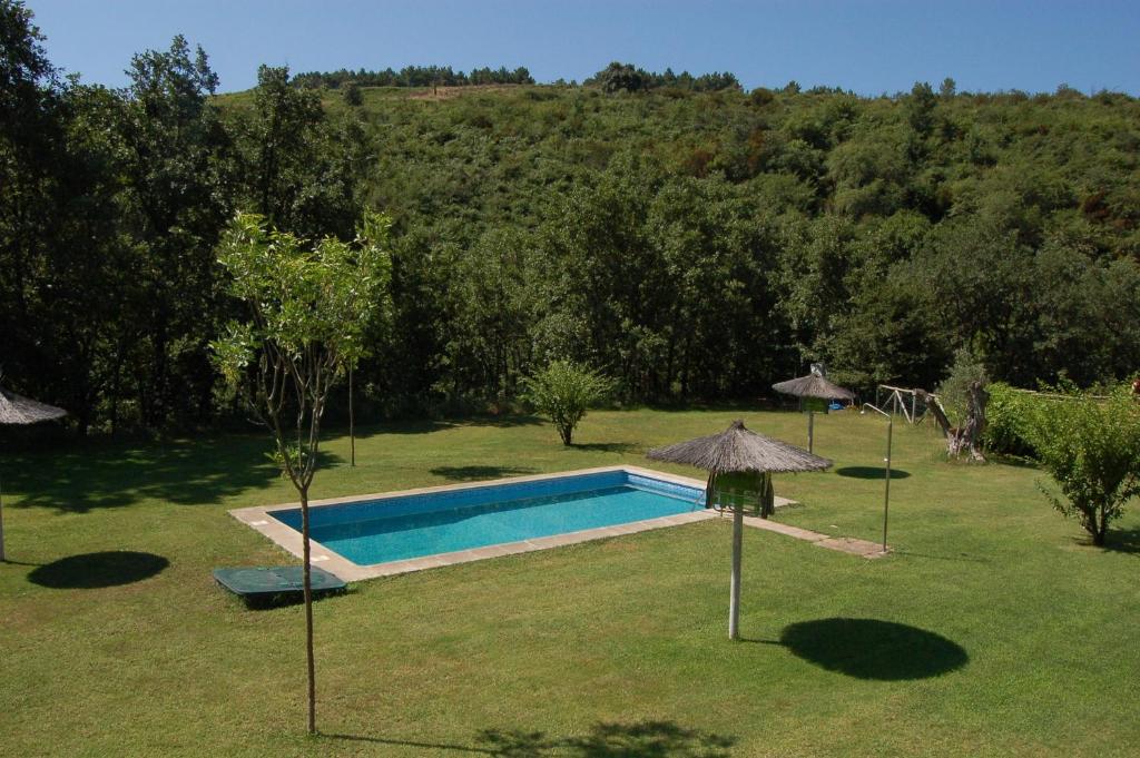 The swimming pool at or close to Apartamentos Casasturga