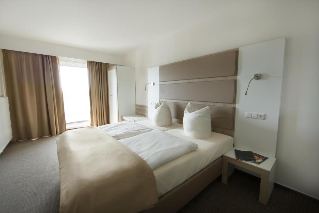 Confour Hotel - Deluxe Double Room With Balcony