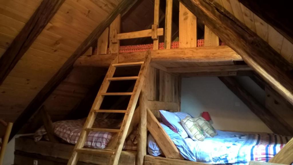 Palanda nebo palandy na pokoji v ubytování Gite Du Bois De L'ours