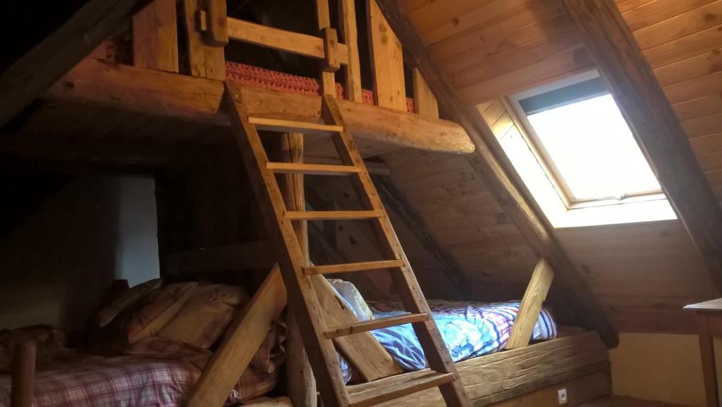 Palanda nebo palandy na pokoji v ubytování Gite Du Bois De L'ours