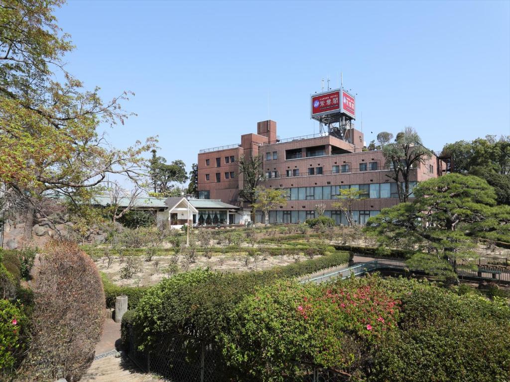 東松山市にあるガーデンホテル紫雲閣　東松山の時計塔のある建物