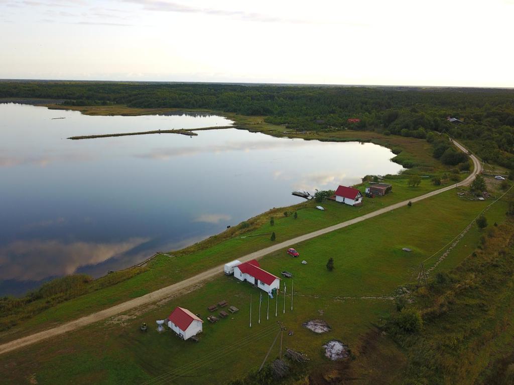 una vista aérea de una granja y un lago en Seaside cottage, en Kõiguste