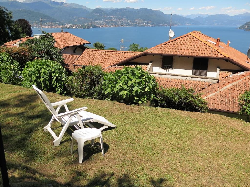 due sedie bianche sedute sull'erba vicino a una casa di Thommy a Stresa