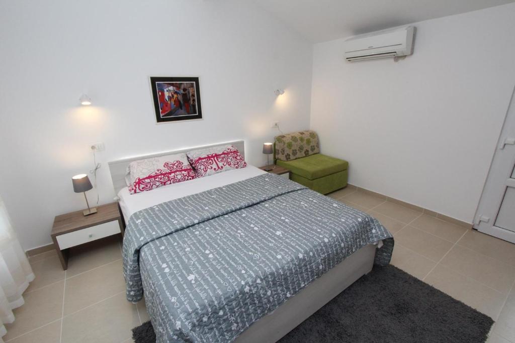 Łóżko lub łóżka w pokoju w obiekcie Apartments Sorriso