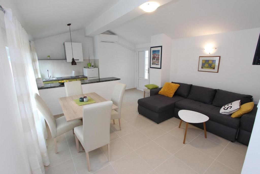 salon z kanapą i stołem w obiekcie Apartments Sorriso w Rovinj
