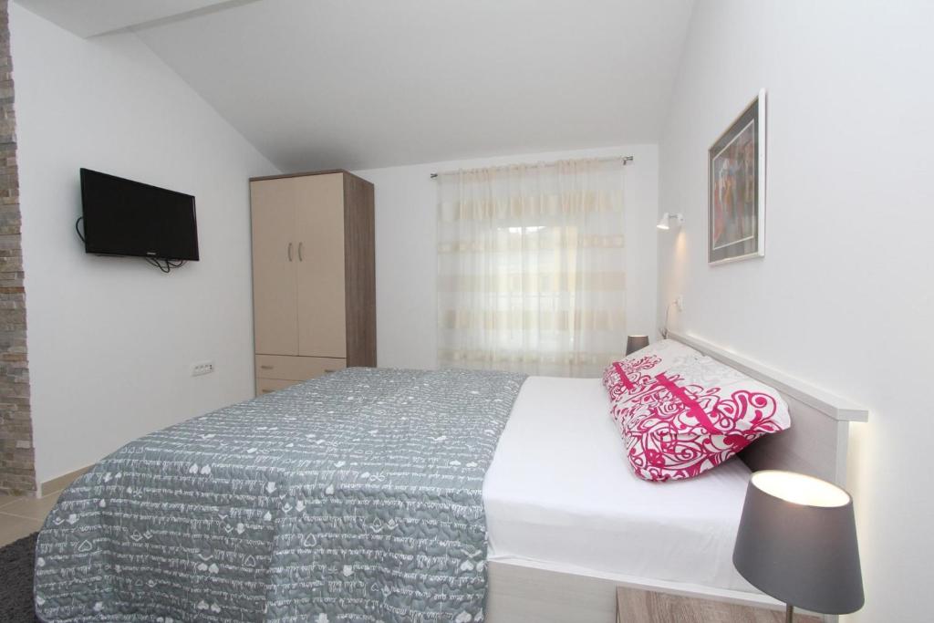 Łóżko lub łóżka w pokoju w obiekcie Apartments Sorriso