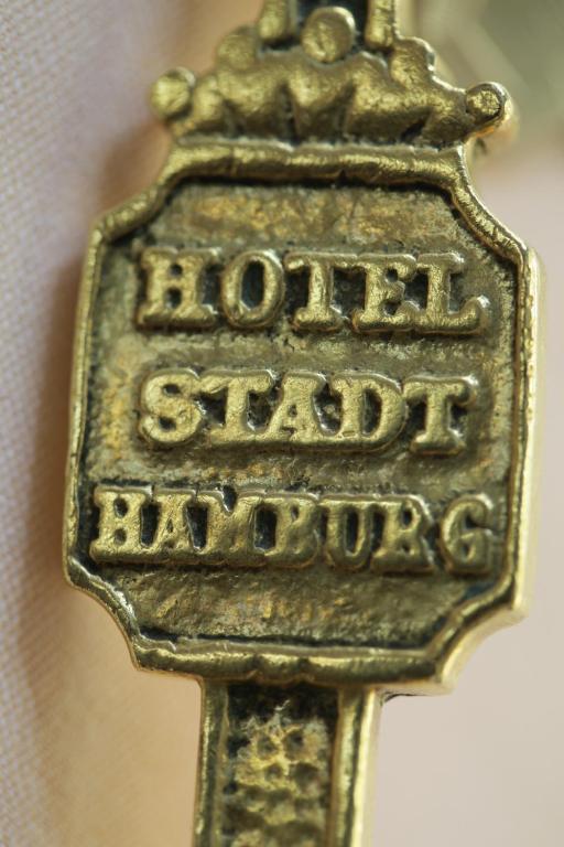 a brass pin with a hollywood sign on it at Hotel Stadt Hamburg in Westerland