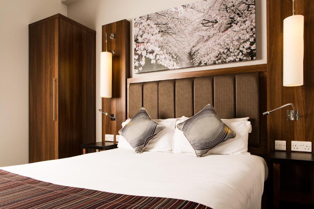 Postel nebo postele na pokoji v ubytování Mercure Darlington King's Hotel