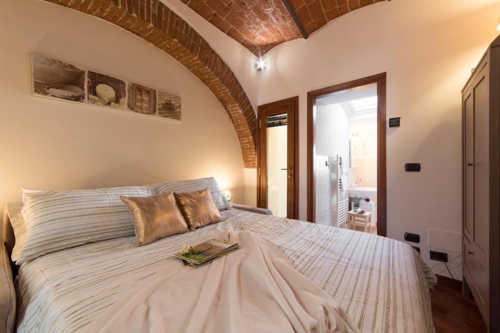 um quarto com uma cama com um livro em Studio Fanti em Florença